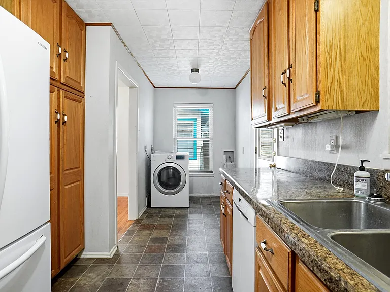 900 Emery St — Photo 13
