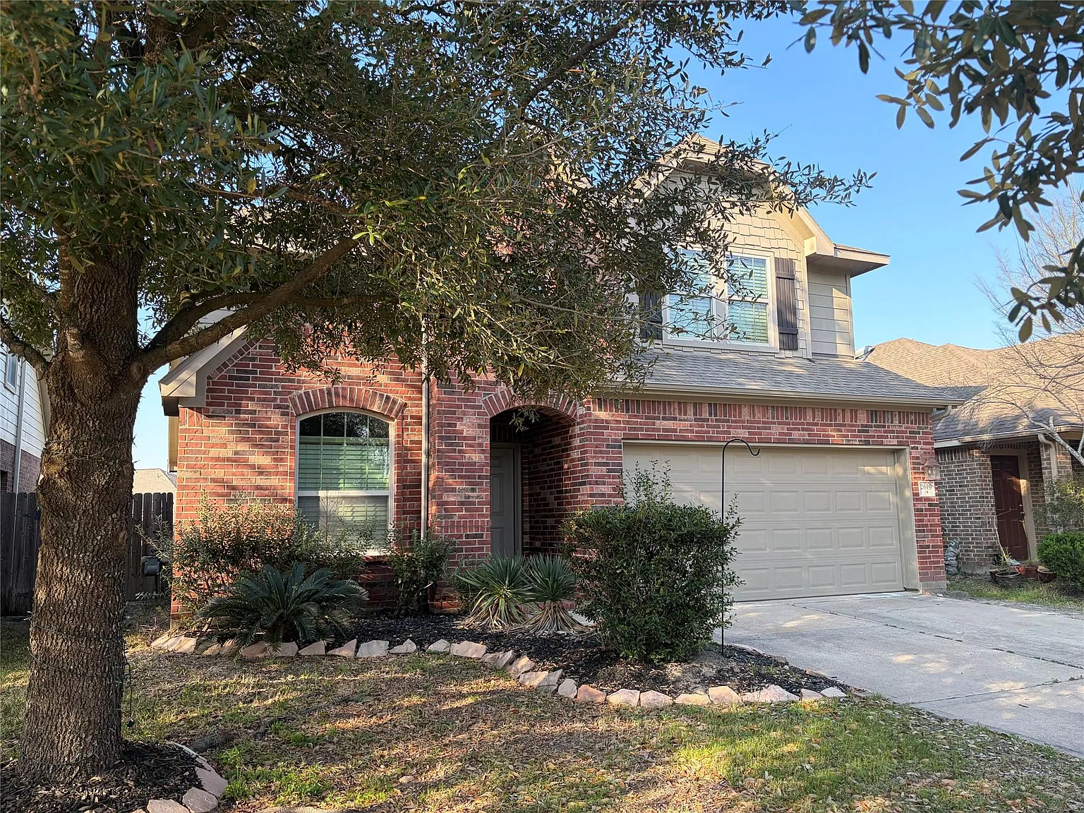 4 bed, 2.5 bath, 2365 sqft, $2,483 — Photo 3
