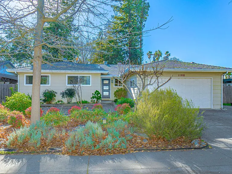 1108 Alice St — Photo 2