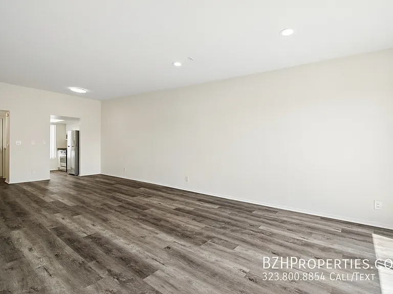 870 Crenshaw — Photo 4