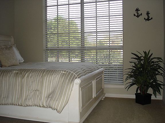 Main Floor Guest Suit (Bed)