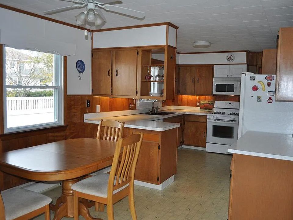 2nd image of 2911 Edgemere Dr