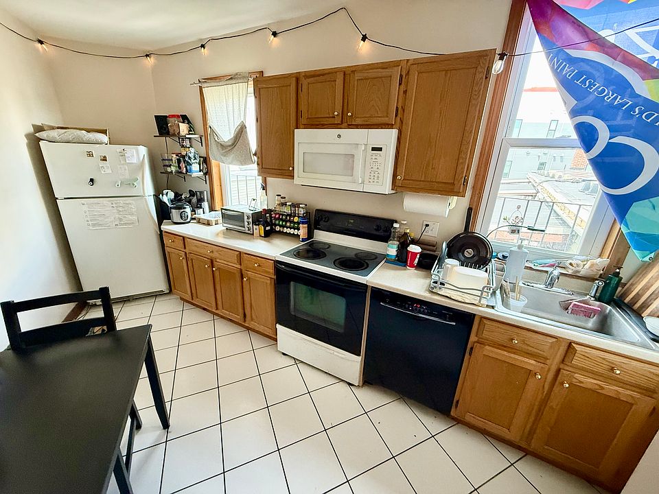 1st image of 19 Woodward St #3