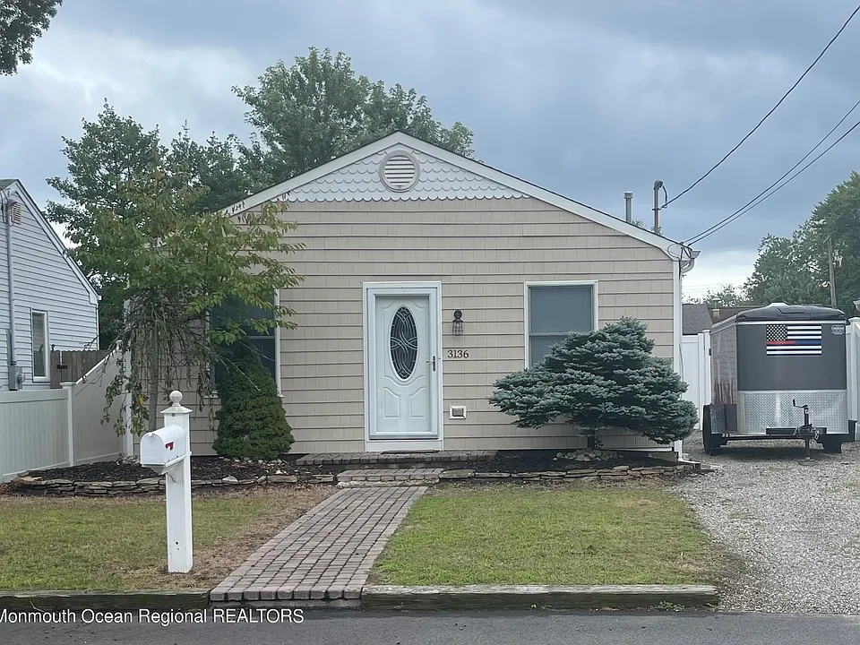 3136 Hiawatha Ave