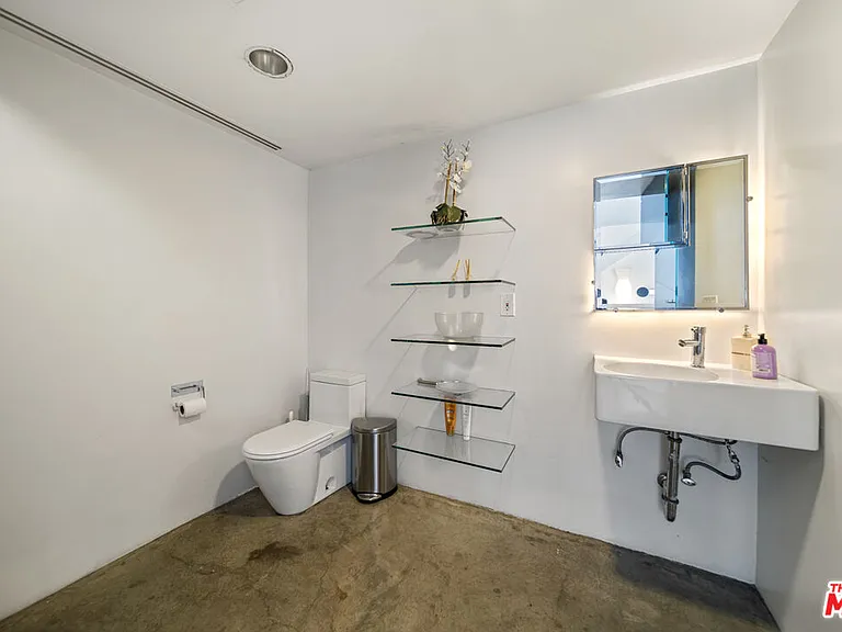 816 Seward St — Photo 8
