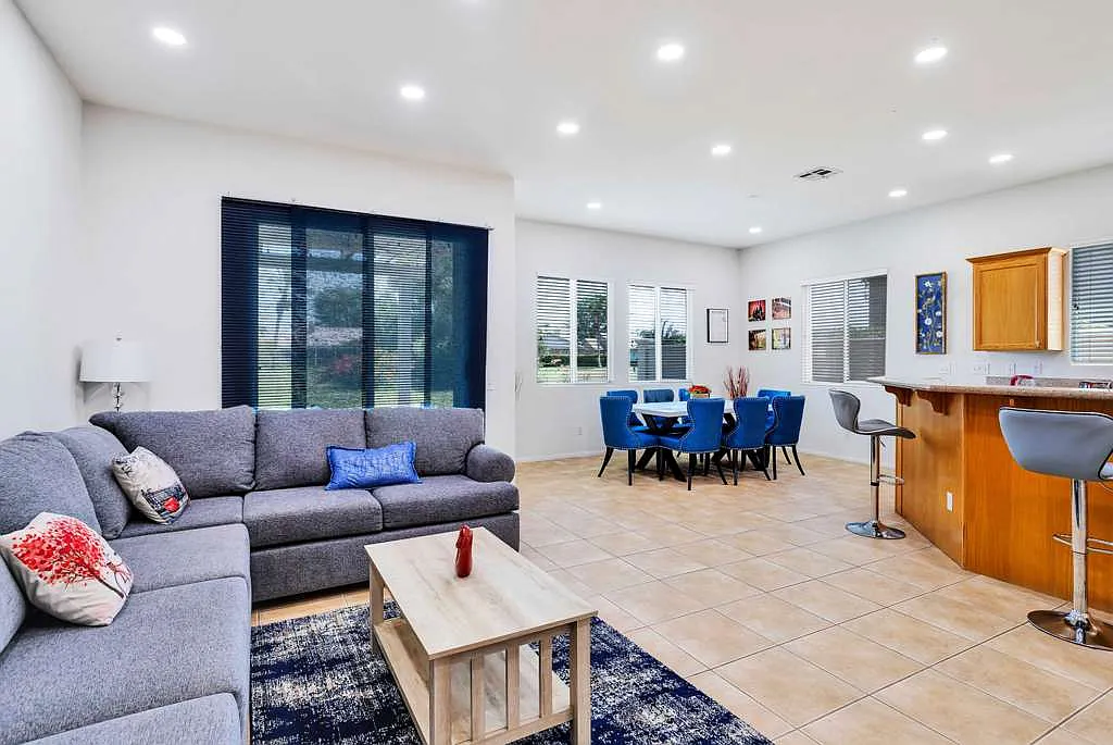 3 bed, 2112 sqft, $4,000 — Photo 3