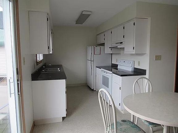 3rd image of 465 Wilson Ave APT 3