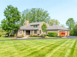 221 Crag Burn Dr, East Aurora, NY 14052