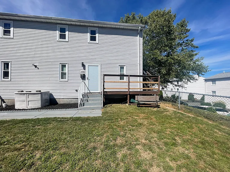 532 Warren St E — Photo 29