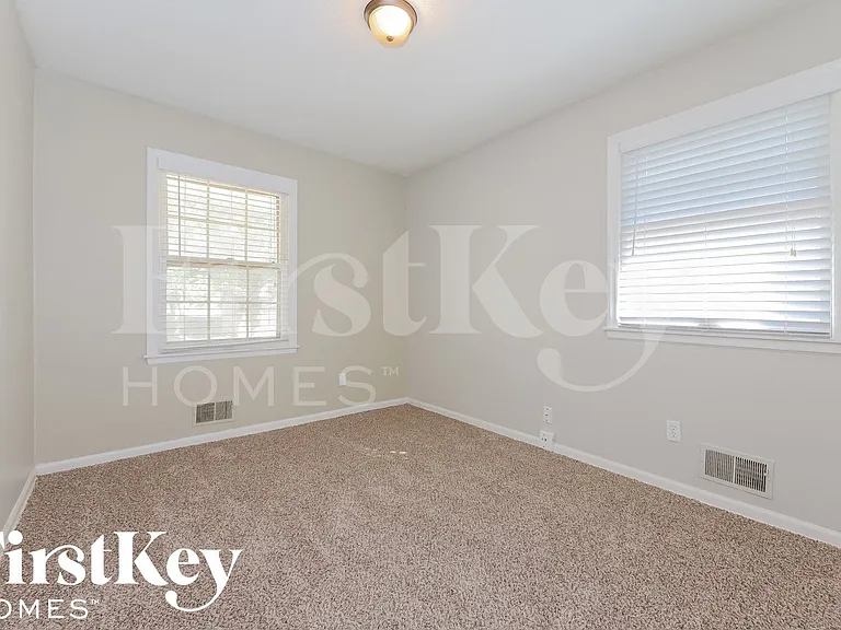 8913 E 90th Ter — Photo 10