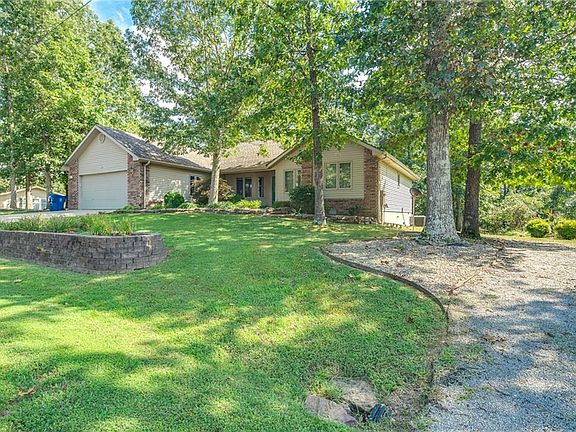 3rd image of 15 Stevenson Ln