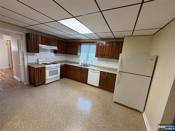 5th image of 832 Paterson Ave