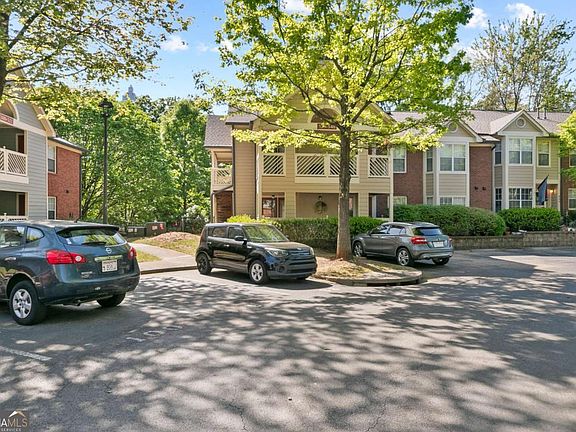 3rd image of 524 McGill Pl NE #524