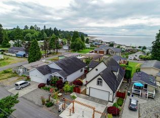 7411 Sunset Dr, Blaine, WA 98230