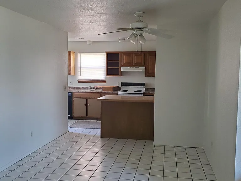 1024 N Oak Ct — Photo 7