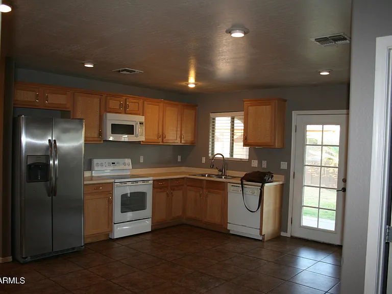 11207 W Hopi St — Photo 9