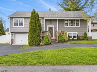 8 Madoc Trl, Oak Ridge, NJ 07438