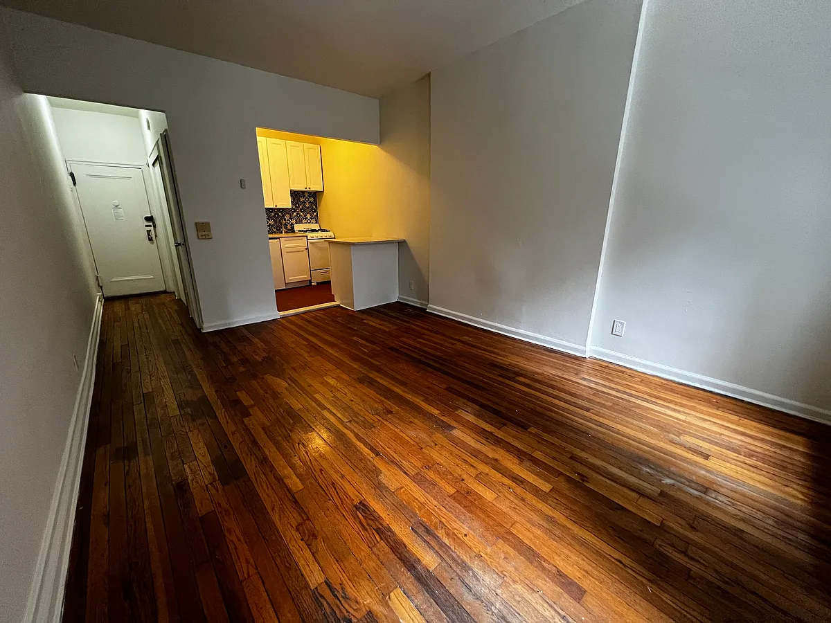 Building Photo - 153 E 43rd St #5B