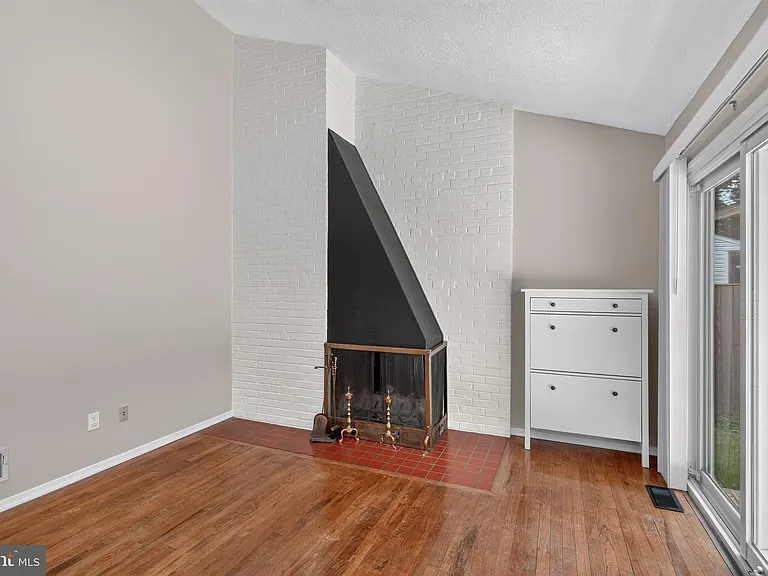 7027 Jefferson Ave — Photo 16