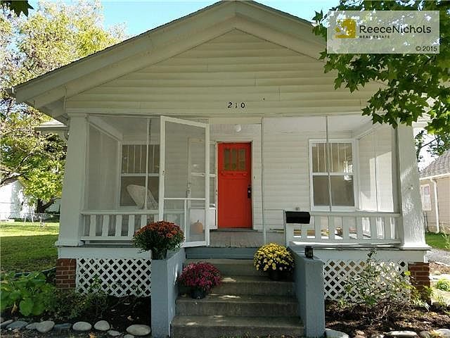 Welcome Home to 210 N. Lake In Pleasant Hill...Come On In!