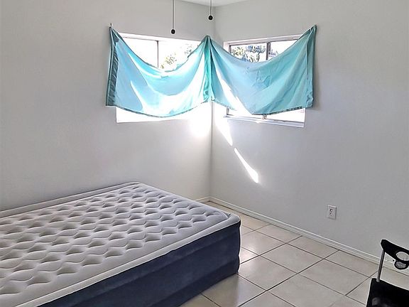 4th image of 909 S Pagent Ave