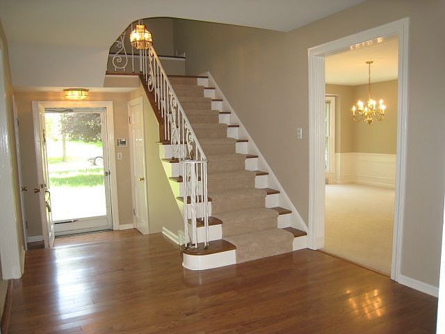 Hardwood Spacious Foyer