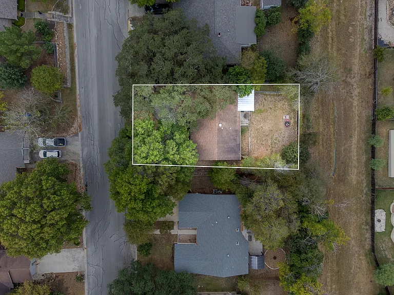 960 Springhill Dr — Photo 10