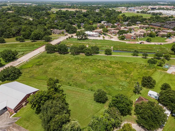 650 E Adoue St, Alvin, TX 77511