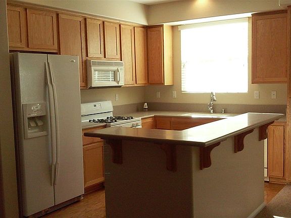 3rd image of 709 Mariposa Cir