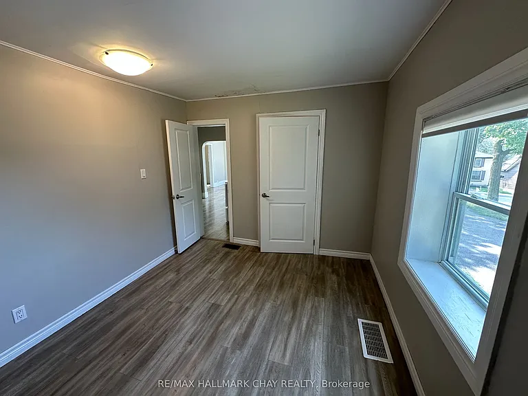 270 Moffat St #A — Photo 11
