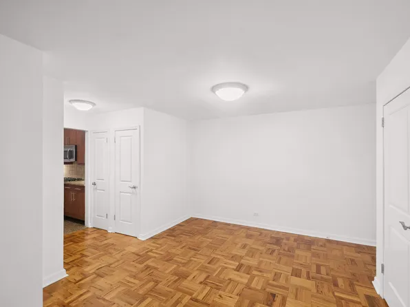 315 West 57th Street image 4 of 25