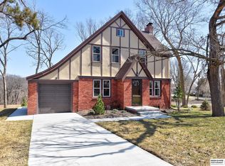 10211 Calhoun Rd, Omaha, NE 68112