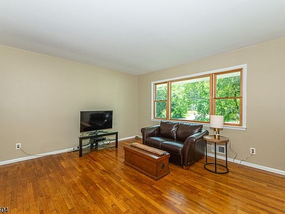 5th image of 19 Hermanne Dr