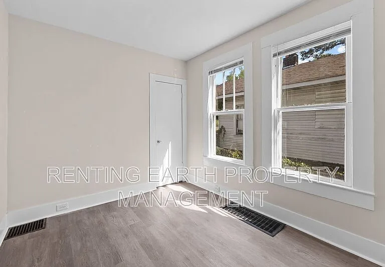 2028 Avenue V — Photo 8