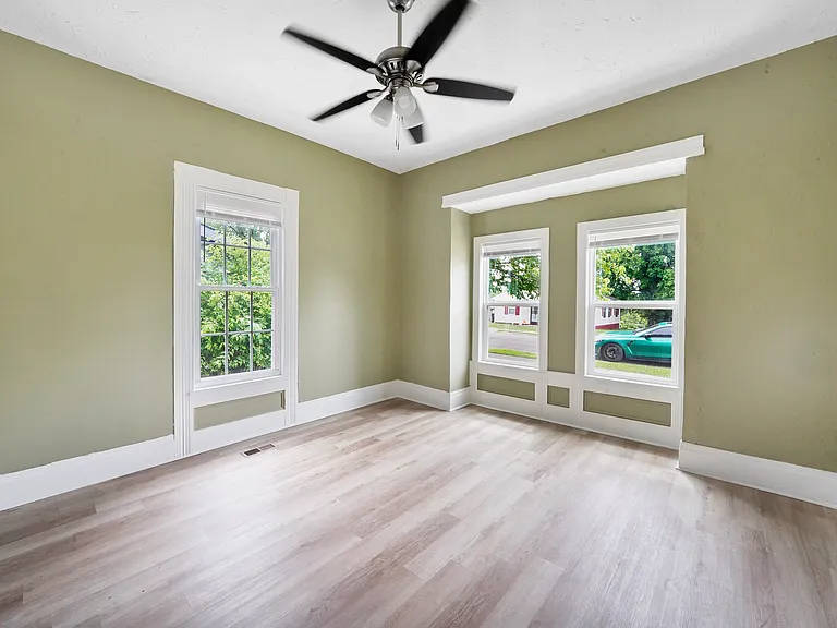 2417 Parkview Ave — Photo 3