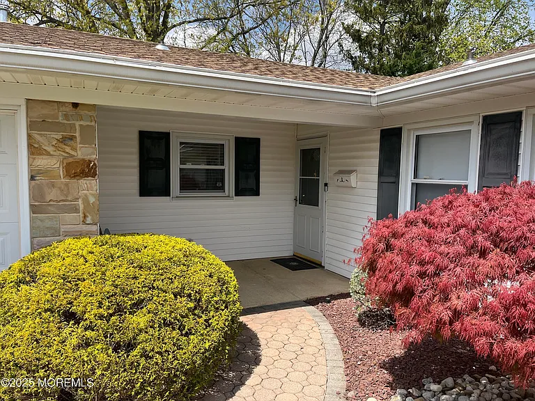 32 Idlewild Ln — Photo 3