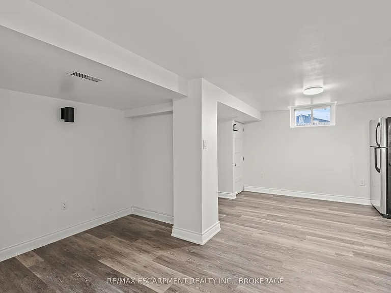 14 Westmount Ave #LOWER — Photo 11