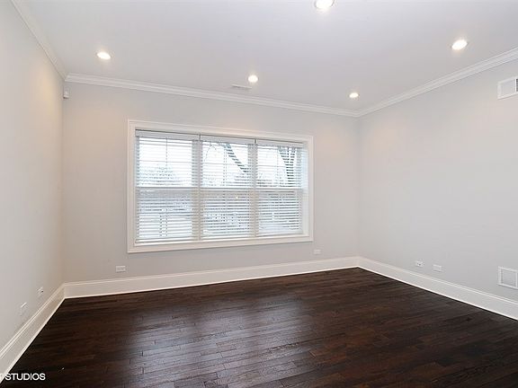 3rd image of 2305 W Waveland Ave