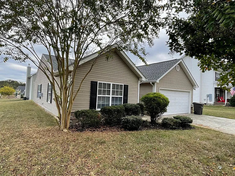 724 Llewellyn Ln — Photo 2
