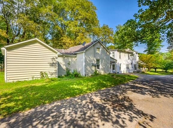 4th image of 413 Mountain Ave #6