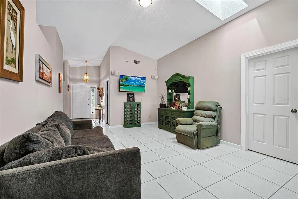 3 bed, 2.0 bath, 1669 sqft, $3,400 — Photo 4