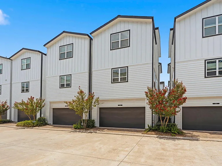 1047 Timbergrove Yards Ln — Photo 1