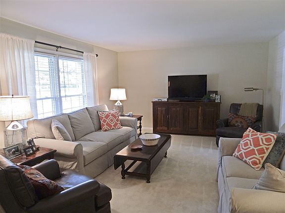 3rd image of 7310 Greenbriar Dr