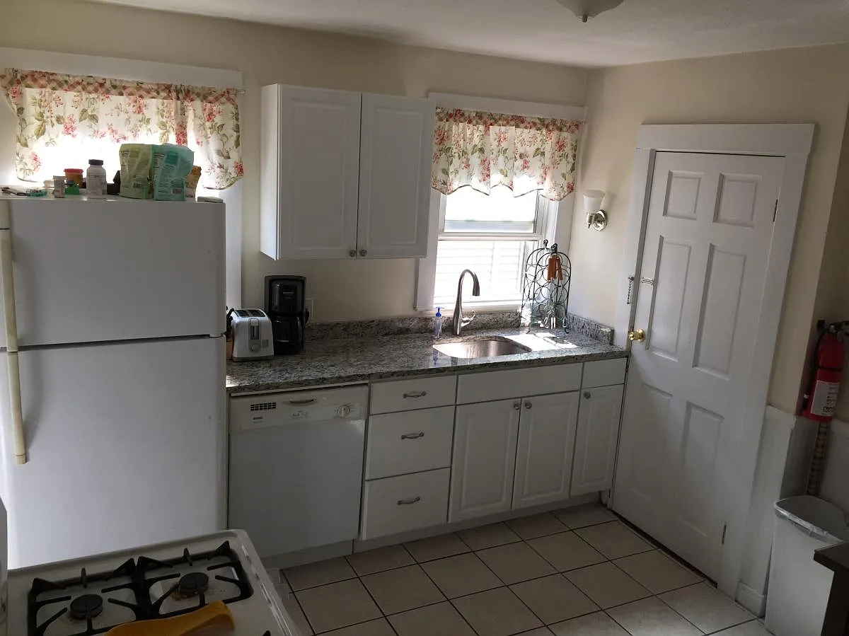 4 bed, 2500 sqft, $3,600 — Photo 4