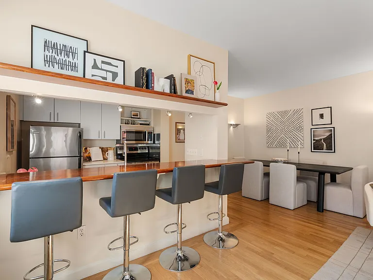2 Clarendon St #302 — Photo 8