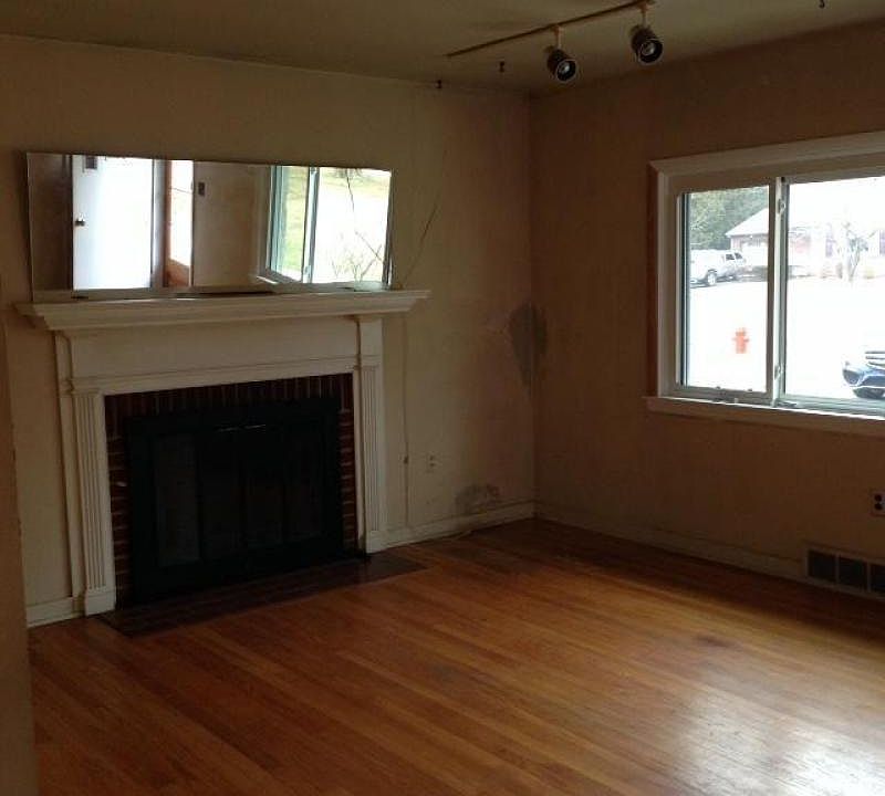 2nd image of 90 Sunrise Ave