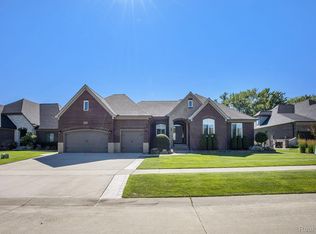 48913 Pinebrook Dr, Shelby Township, MI 48315