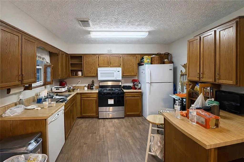 3 bed, 2.0 bath, 1464 sqft, $2,050 — Photo 3