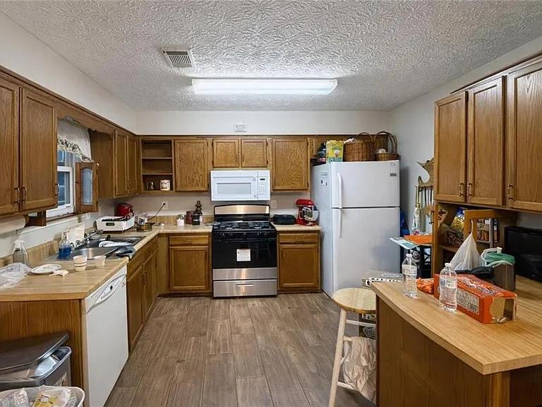 1136 Samuel Dr — Photo 3