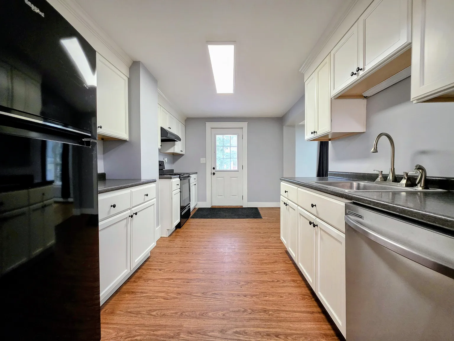 3 bed, 1000 sqft, $2,350 — Photo 3